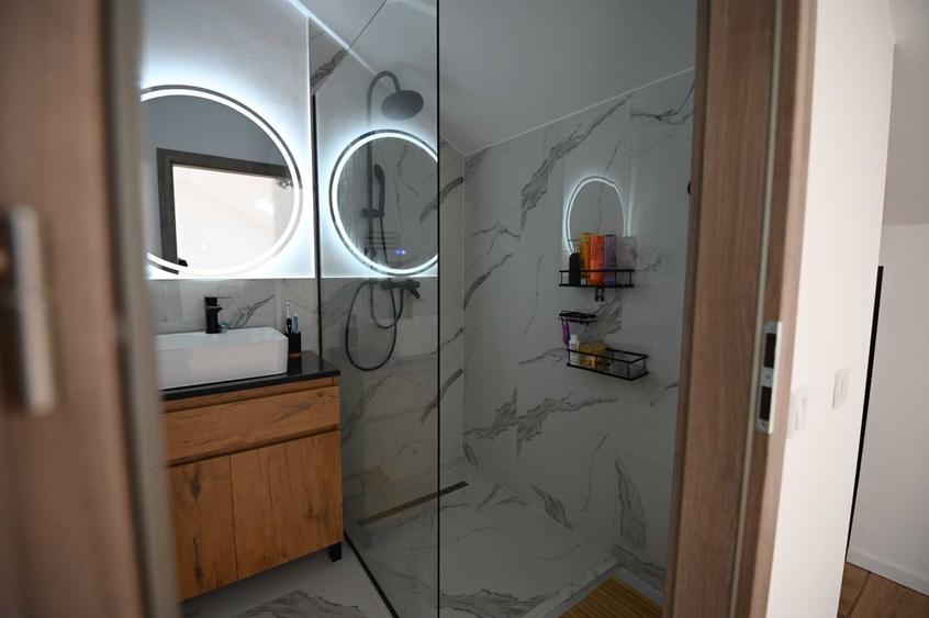 Apartament cu 4 camere decomandat în Cristian