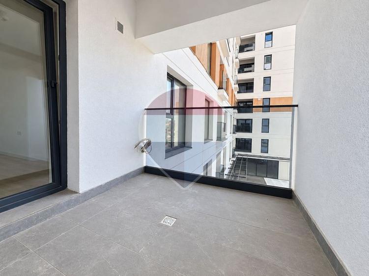 Apartament cu 3 camere semidecomandat în Gara de Est