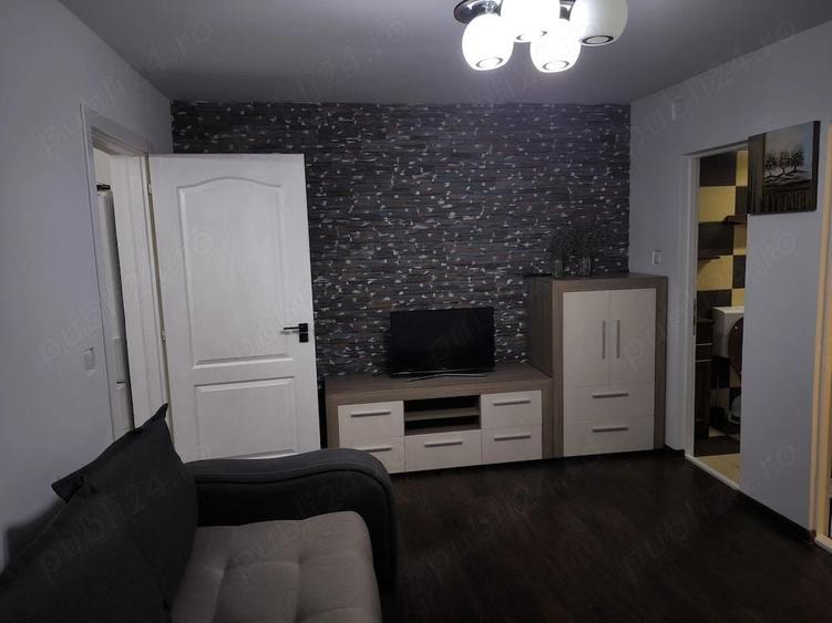 Apartament cu 3 camere semidecomandat, mobilat în Vasile Aaron