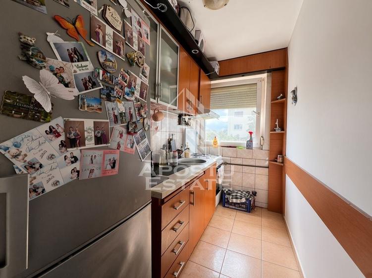 Apartament cu 3 camere semidecomandat, mobilat în Dacia
