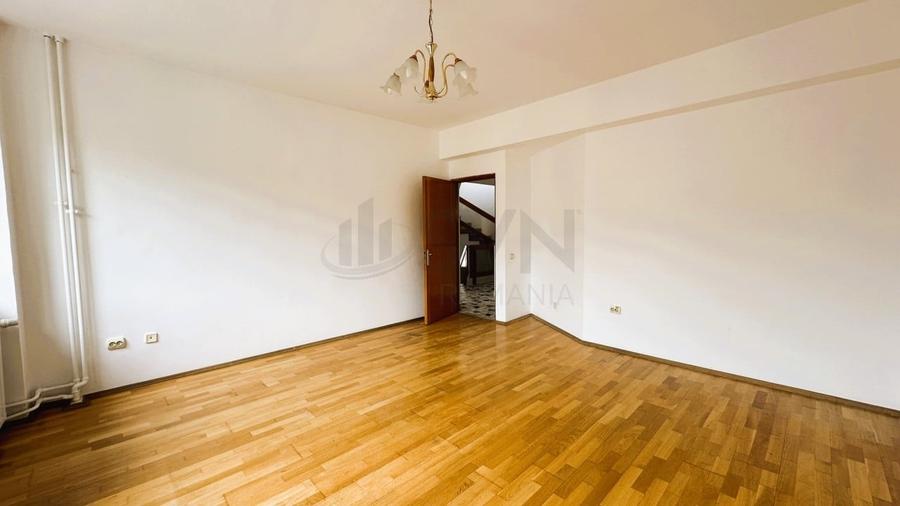 Casă individuală cu 7 camere cu Canalizare în Domenii