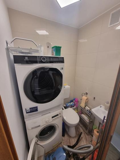 Apartament cu 3 camere decomandat, mobilat în Poarta 6