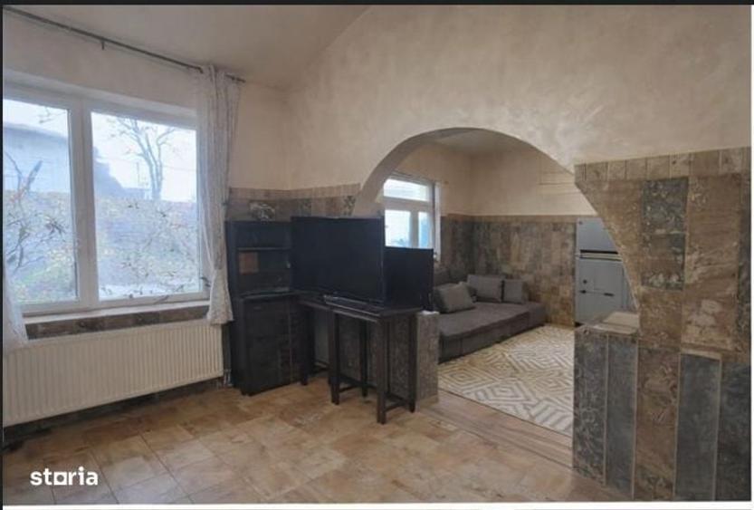 Casă cu 4 camere semidecomandat în Central