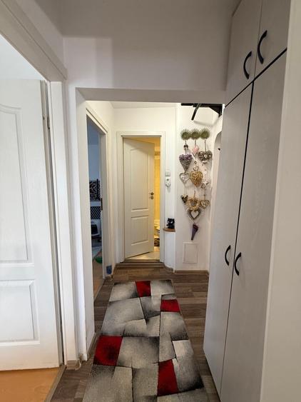 Apartament cu 4 camere semidecomandat, mobilat în Mihai Bravu