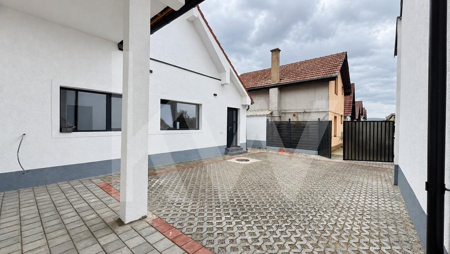 Casă individuală cu 4 camere cu Canalizare în Cristian