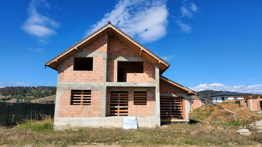 Casă individuală cu 5 camere cu Canalizare în Sânpetru