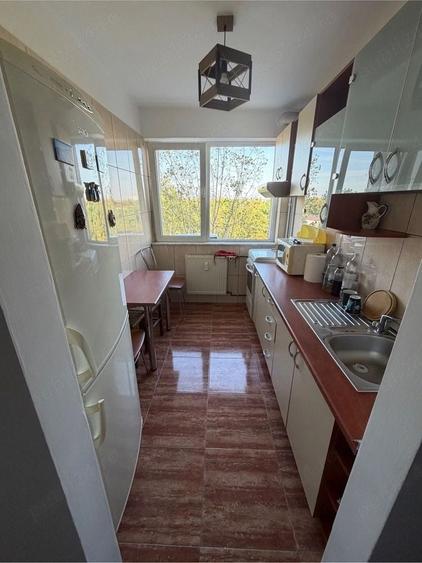 Apartament cu 3 camere semidecomandat, mobilat în Pajura