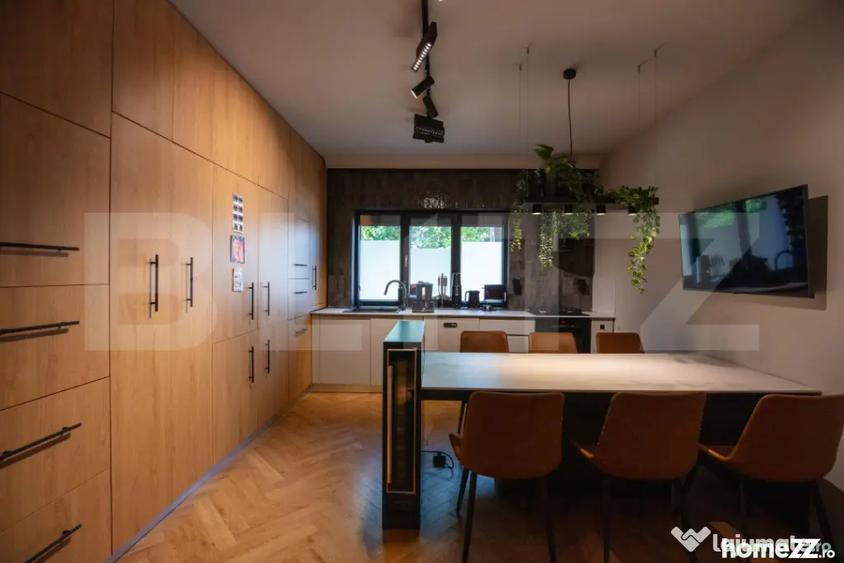 Apartament cu 4 camere decomandat în Est