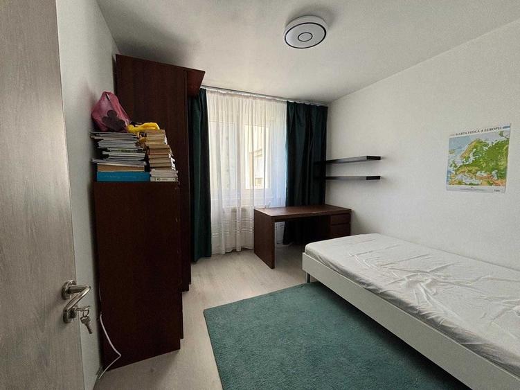 Apartament cu 4 camere semidecomandat în Central