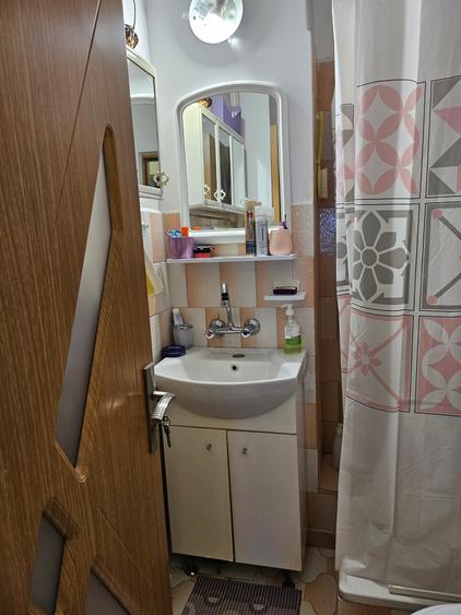 Apartament cu 4 camere decomandat în Tei