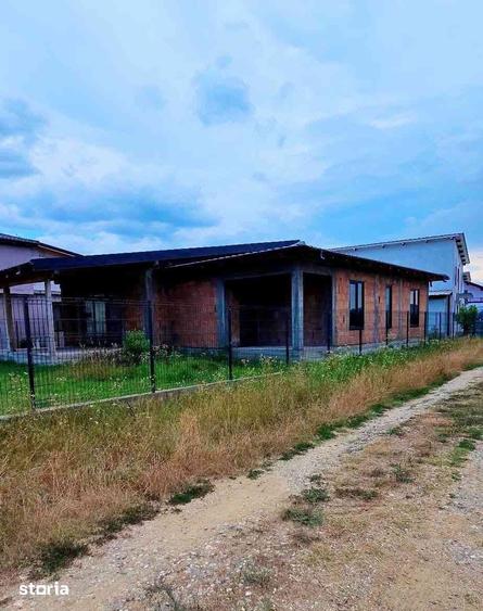 Casă cu 4 camere cu Teren 450 Mp în Racovița