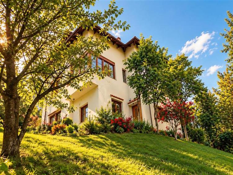 Casă individuală cu 6 camere cu Canalizare în Schei