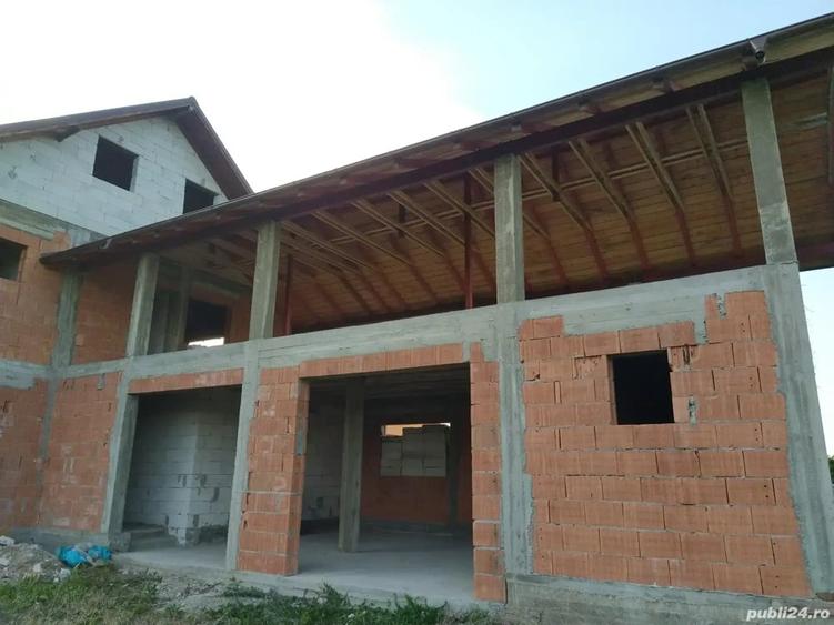 Casă cu 4 camere cu Teren 6600 Mp în Secu