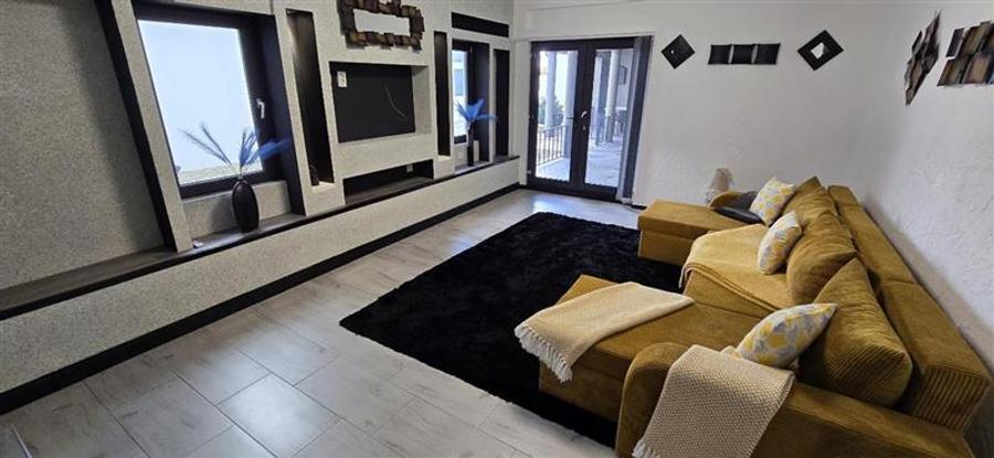 Casă individuală cu 8 camere cu Piscina în Poșta Câlnău
