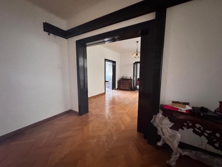 Apartament cu 4 camere decomandat în P-ța Romană