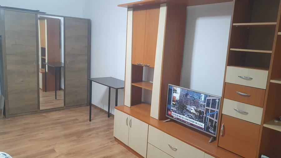 Garsonieră decomandată în Titan
