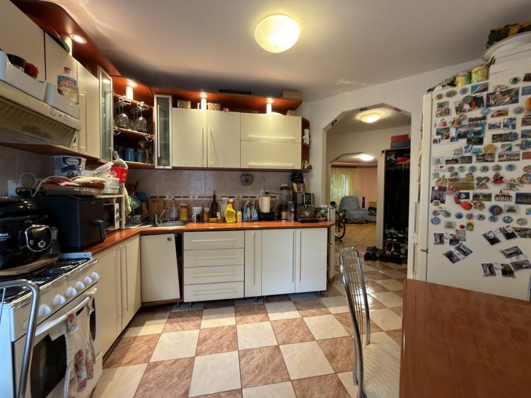 Apartament cu 3 camere semidecomandat, mobilat în Soarelui