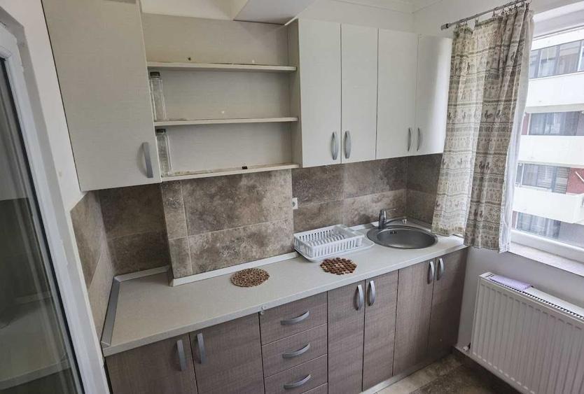 Garsonieră decomandată în Roșu