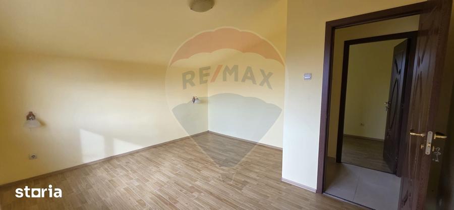 Casă cu 4 camere cu Teren 445 Mp în Valea
