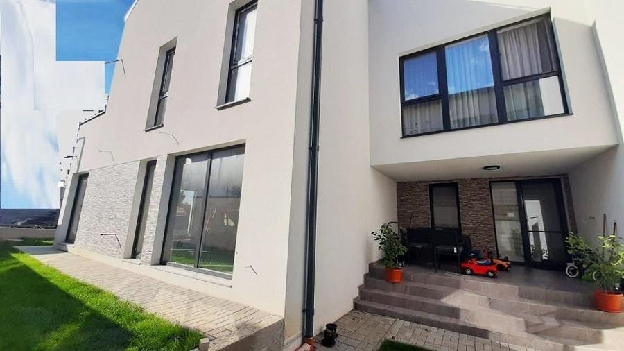 Duplex cu 6 camere cu Canalizare în Europa