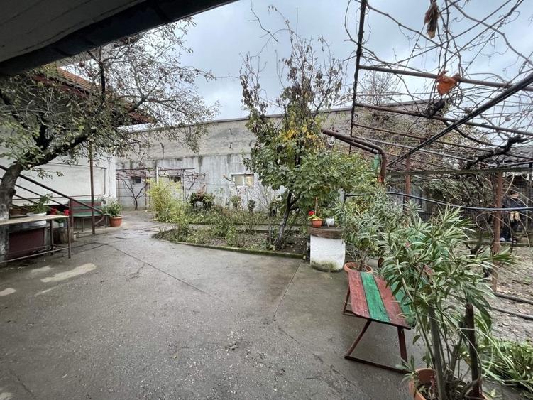 Casă individuală cu 10 camere cu Teren 825 Mp în Orașul de Jos