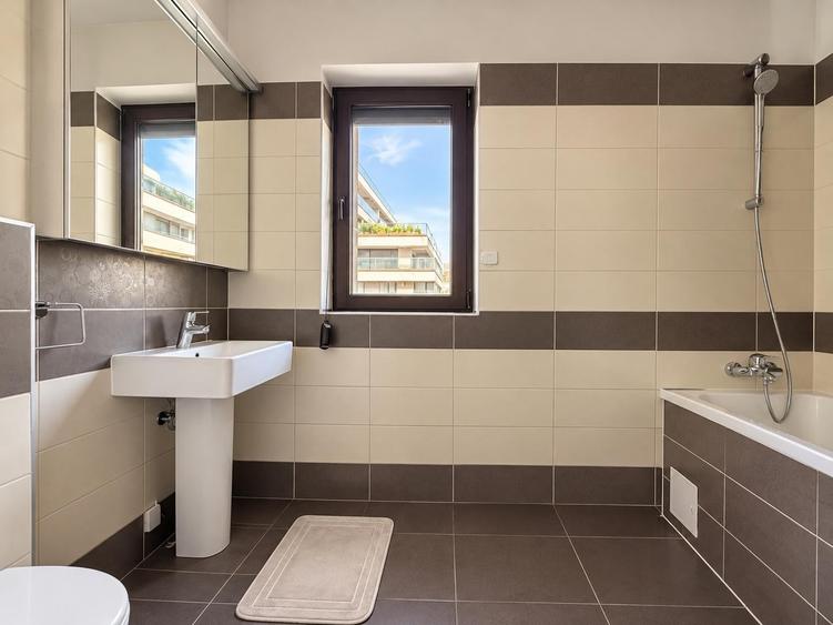 Apartament cu 4 camere semidecomandat, mobilat în Pipera