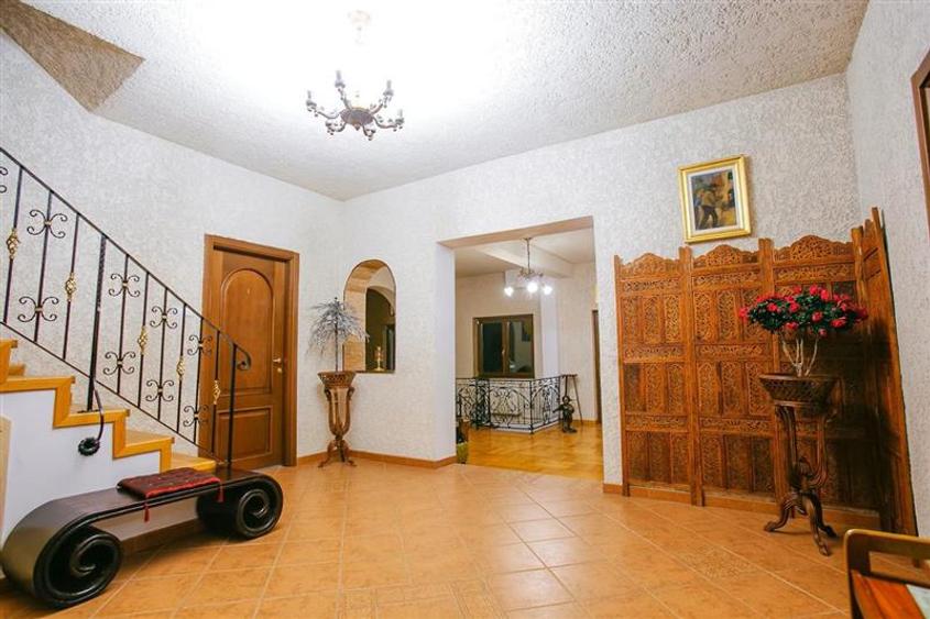 Casă cu 8 camere cu Teren 1200 Mp în Moroieni