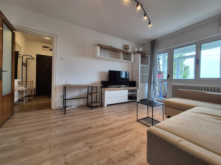 Apartament cu 4 camere semidecomandat, mobilat în Pantelimon