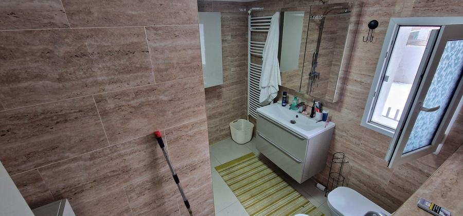 Casă individuală cu 6 camere cu Canalizare în Central