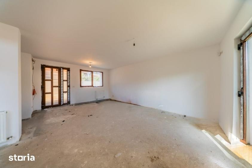 Casă cu 4 camere cu Teren 220 Mp în Intim