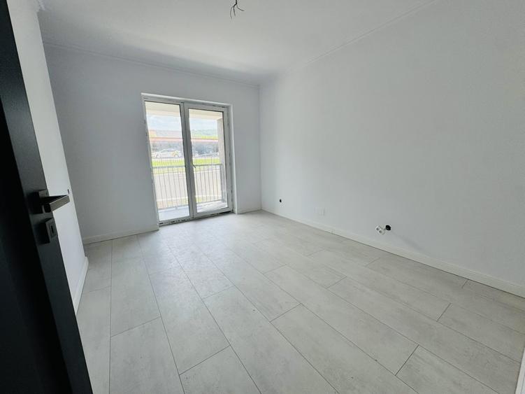 Apartament cu 4 camere semidecomandat în Florești