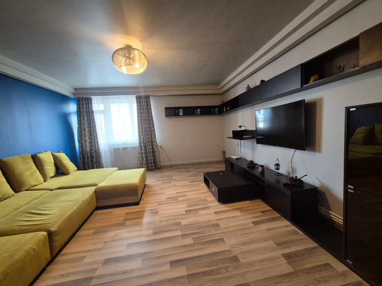 Apartament cu 4 camere decomandat în Podul de Piatră