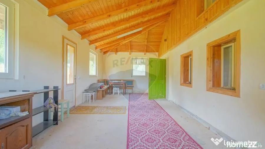 Casă cu 3 camere cu Teren 8100 Mp în Ucea