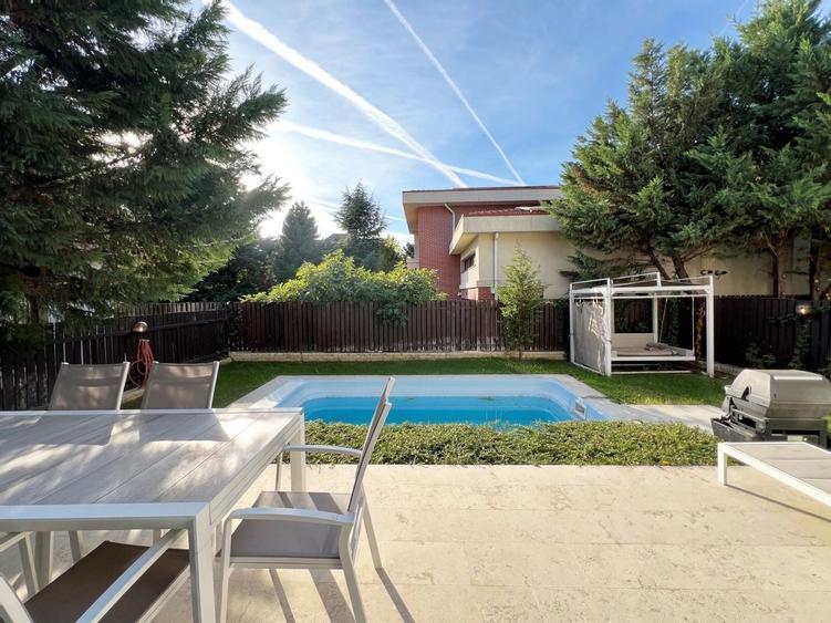 Casă individuală cu 7 camere cu Piscina în Iancu Nicolae