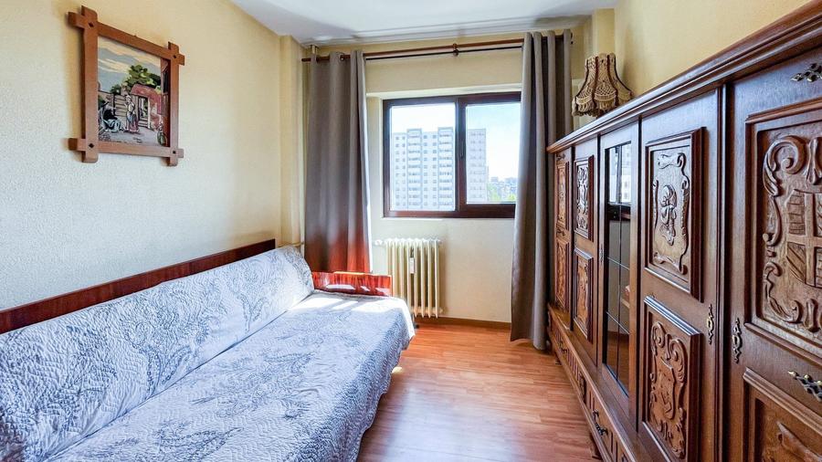 Apartament cu 3 camere semidecomandat, mobilat în Militari