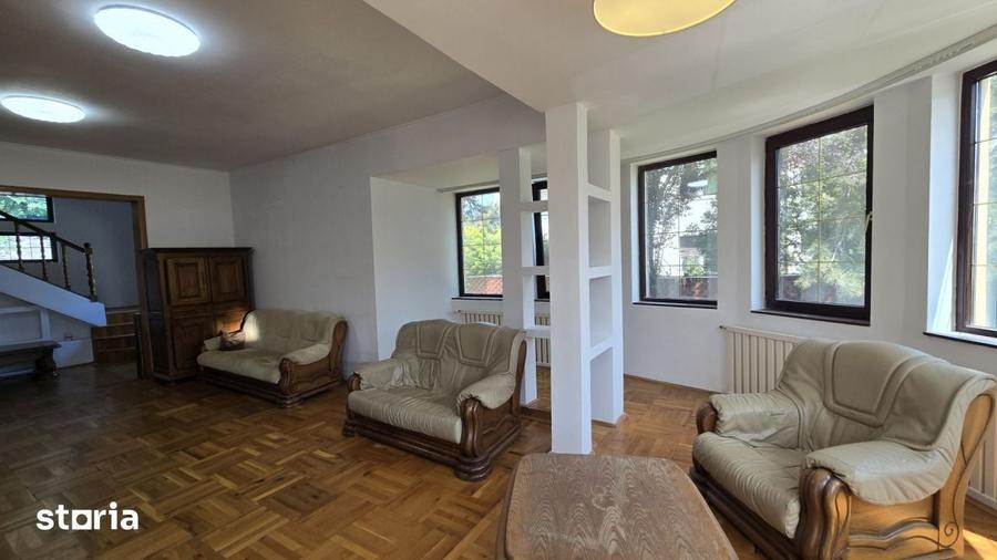 Casă cu 9 camere cu Teren 540 Mp în Central