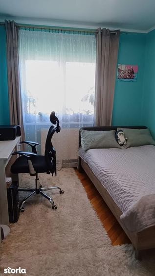 Apartament cu 3 camere semidecomandat, mobilat în Central