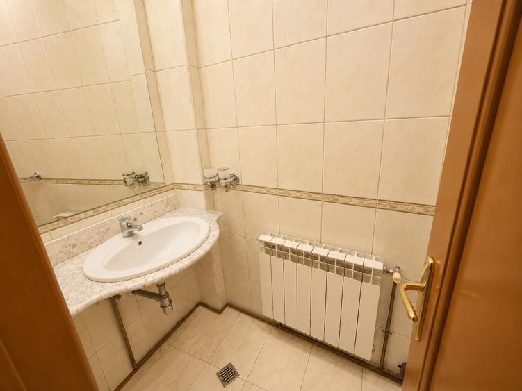 Apartament cu 3 camere decomandat în Moșilor