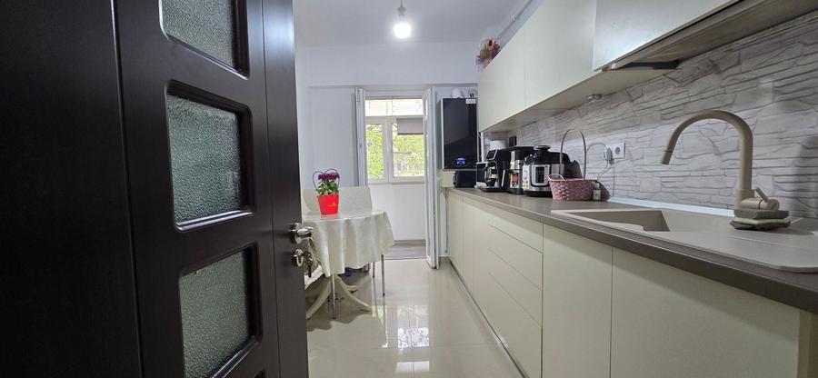 Apartament cu 3 camere decomandat, mobilat în Ultracentral