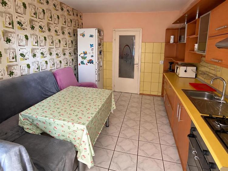 Apartament cu 3 camere decomandat, mobilat în Vasile Aaron