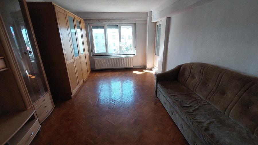 Apartament cu 4 camere decomandat în Central