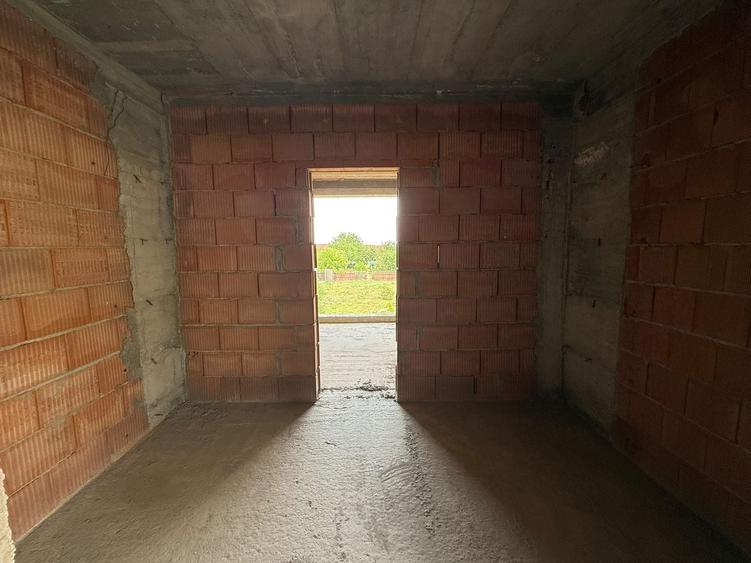 Casă individuală cu 5 camere cu Canalizare în Peciu Nou