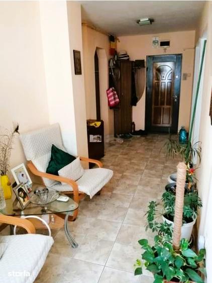 Apartament cu 3 camere decomandat în Far