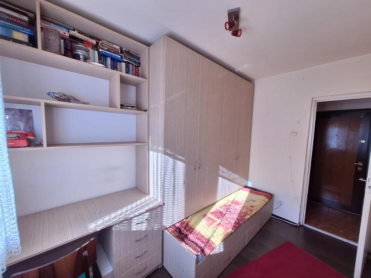 Apartament cu 3 camere decomandat în Vasile Aaron