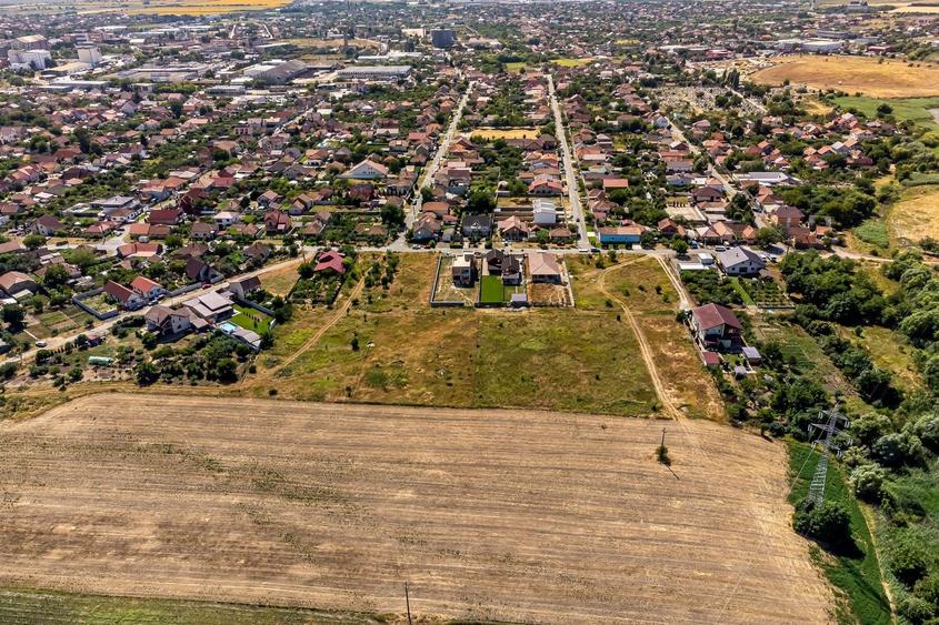 Teren Construcții intravilan de 929 mp, în Poltur