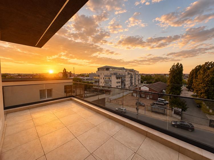 Penthouse cu 3 camere decomandat în Central