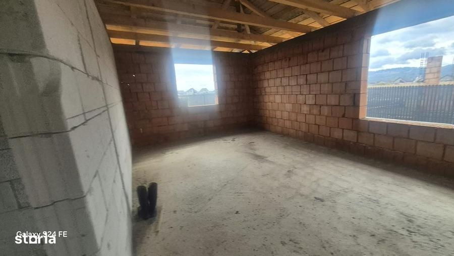 Casă cu 3 camere cu Teren 740 Mp în Dumbrava