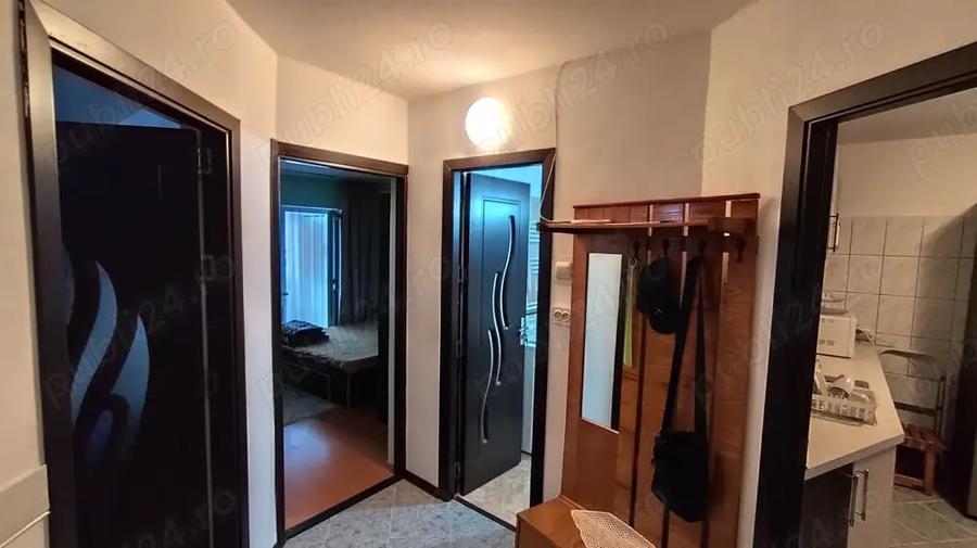 Apartament cu 3 camere semidecomandat, mobilat în Central