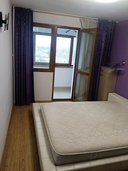 Apartament cu 3 camere semidecomandat, mobilat în Titan