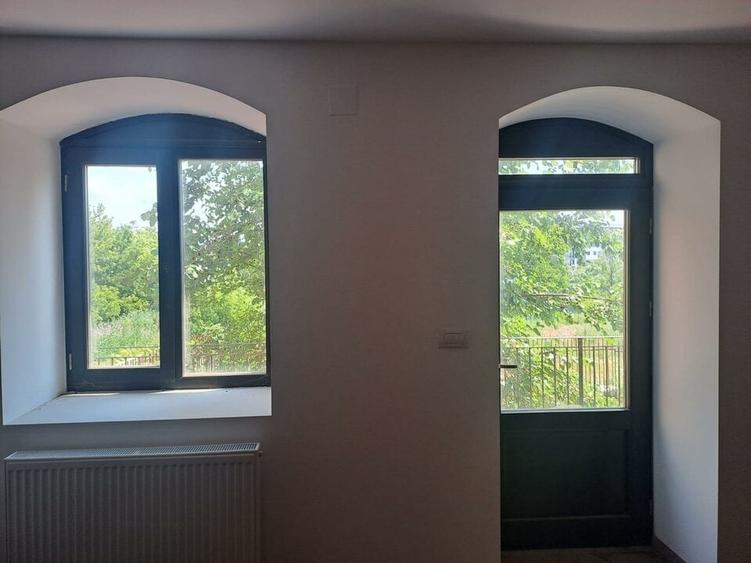 Casă individuală cu 10 camere cu Teren 450 Mp în Central